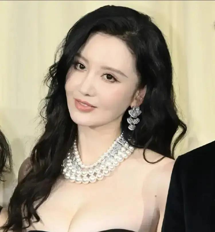 张萌随身的包里总装着几盒边缘磨出白边的代餐粉，为了保住61厘米的腰围，她连着好几