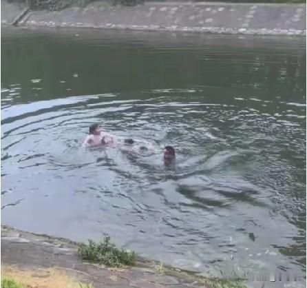 7月26日，河南商丘，一小女孩不慎失足落水，妈妈情急之下去救小女孩，不料也掉进了