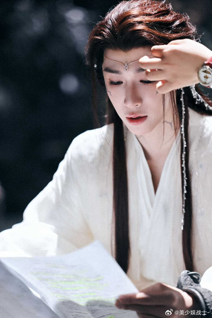 刘宇 没错我就是天地 月鳞绮纪天地登场！山洞里被绑的懵懂灵石，眼含星光满是无辜。