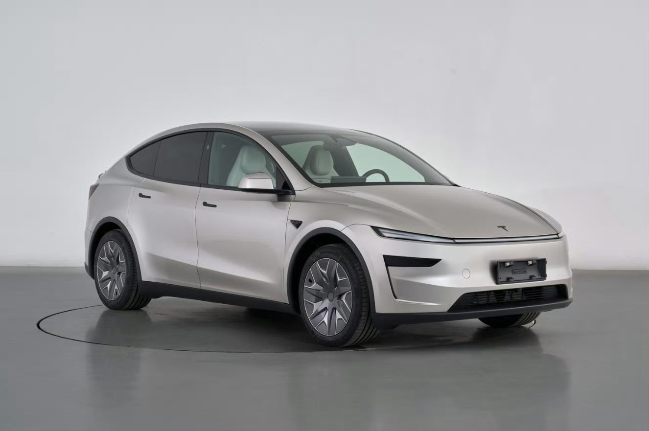 特斯拉Model Y L：搭载82 kWh 电池包，续航里程 751 km。Mo