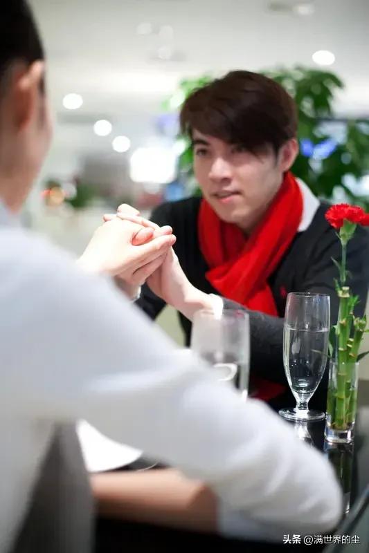 这一局双赢。
某相亲局。女方问男方父母有没有退休金？男子说没有，但是他们不用你养