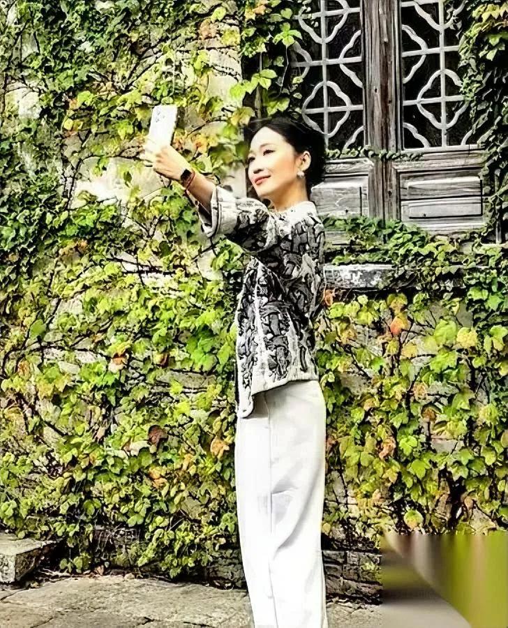 小雨播半年，连个专属镜头都没

她凌晨四点摘桃子，深夜还在理订单，一场卖出八十万