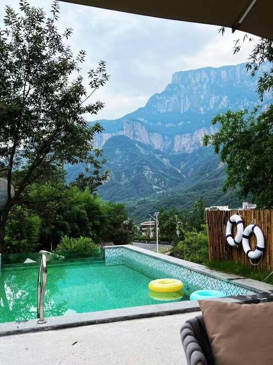 山谷里的游泳池，太适合避暑了！