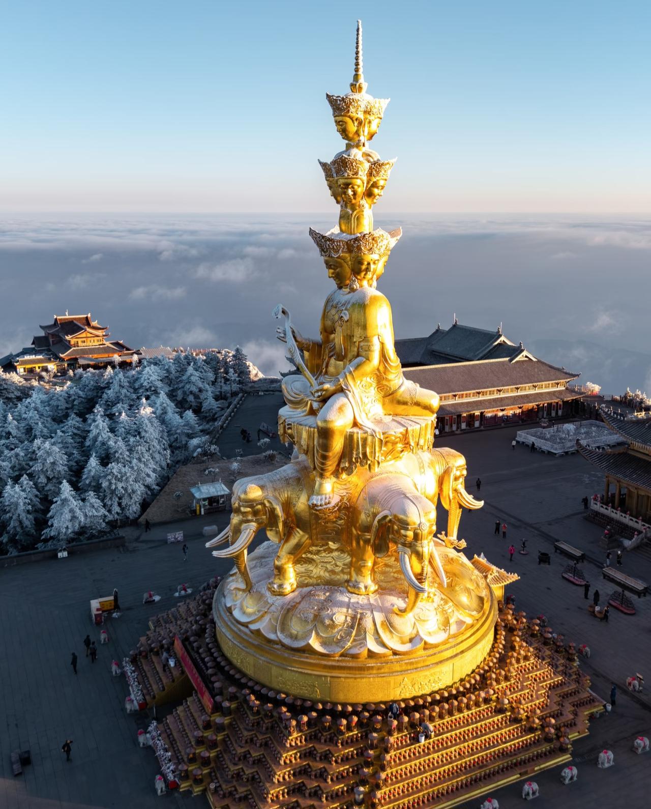 峨眉山金顶丨云端之上的仙境！
一定要去一次峨眉山
当你亲眼见到峨眉山金顶的那一刻