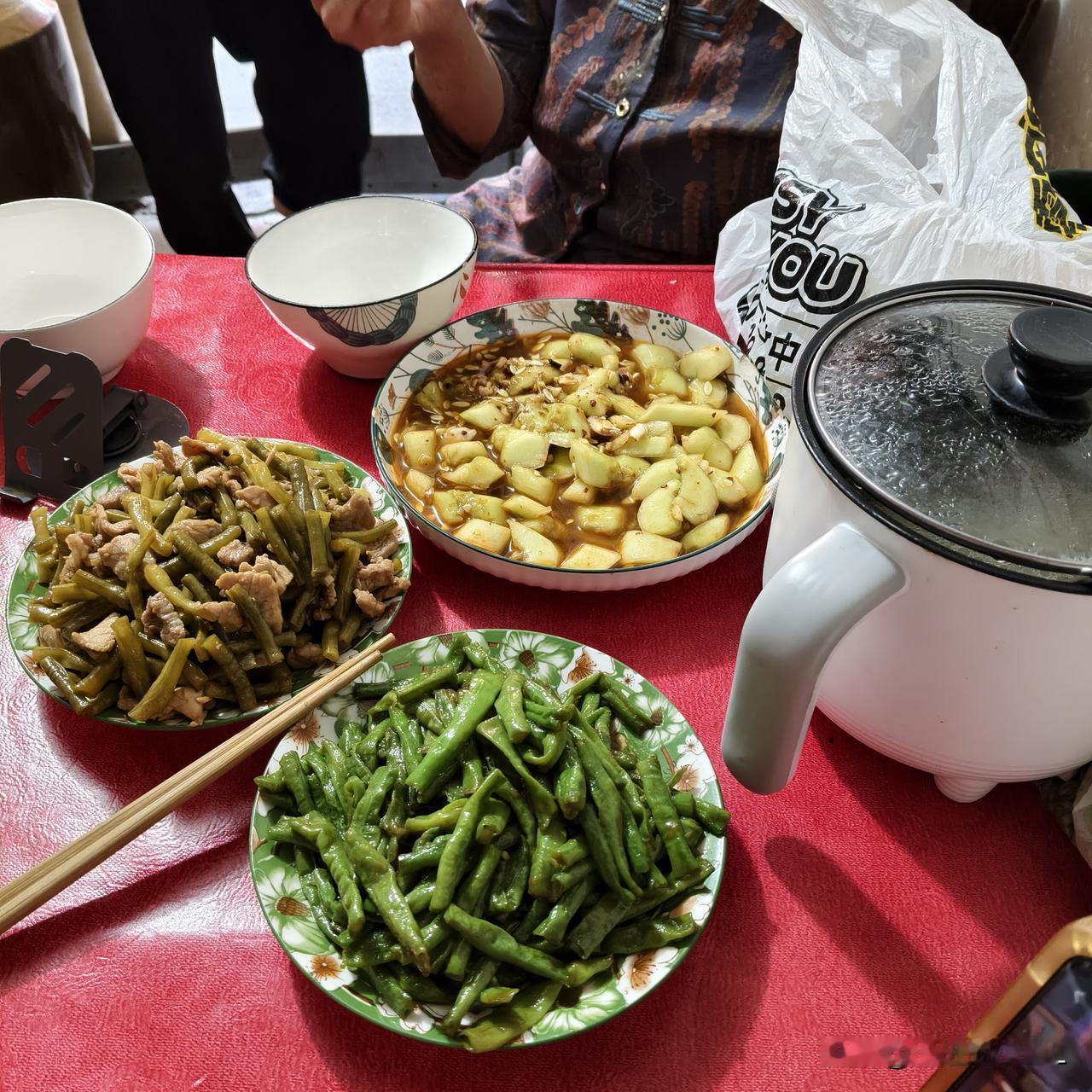 夏日生活打卡季炎炎夏日，唯有凉半黄瓜，酸豆角可以解忧