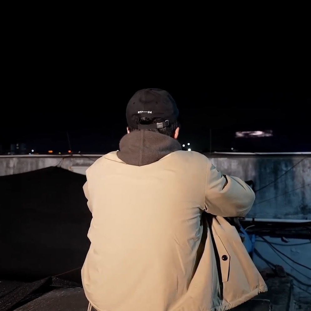 这一幕莫名的有点可爱怎么回事，小小一只坐在天台上一边等无人机一边抹眼泪的