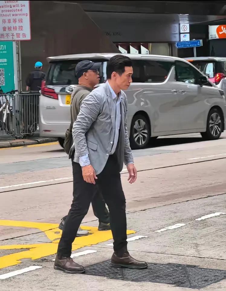 可是55岁的陈豪，现身街头拍戏，被网友拍出来的样子，竟然是头发很浓密，而且没有一