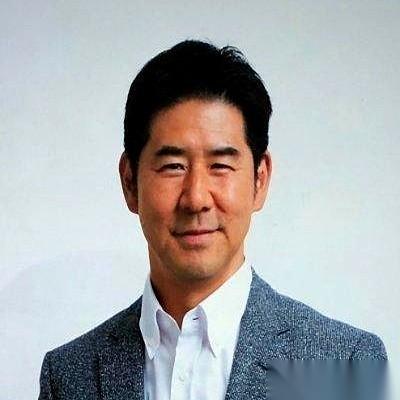 日本安全专家看完特朗普那场记者会，直接说：“简直是疯了。”
镜头前，灯光惨白。