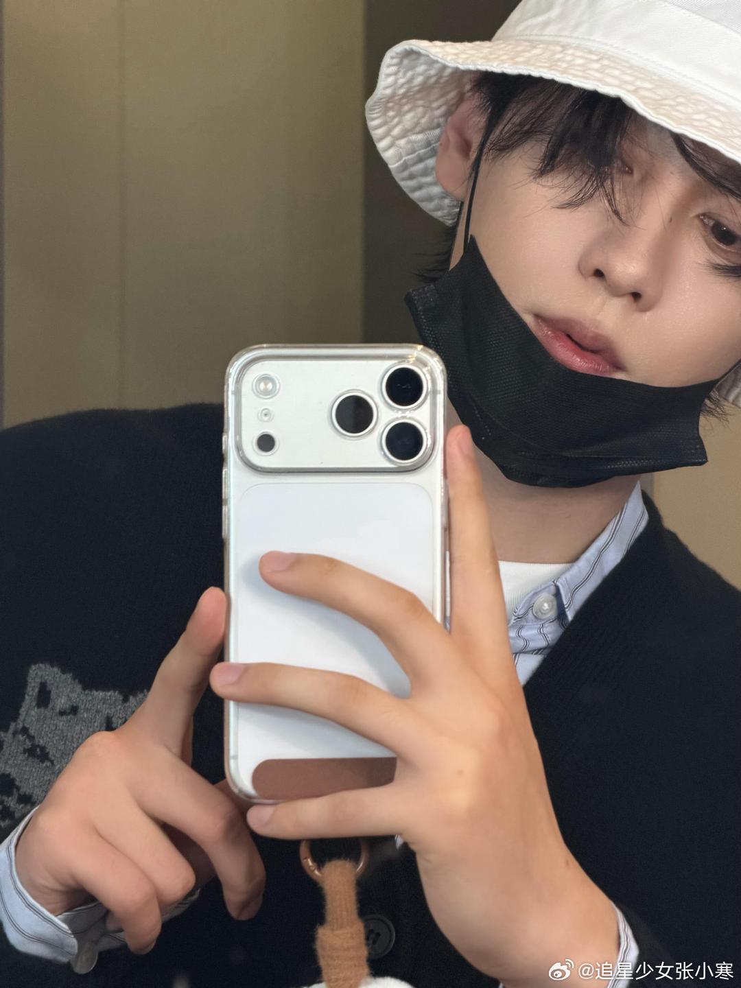 田栩宁歪头自拍田栩宁晒三张自拍照，完全帅晕了。田栩宁渔夫帽口罩自拍