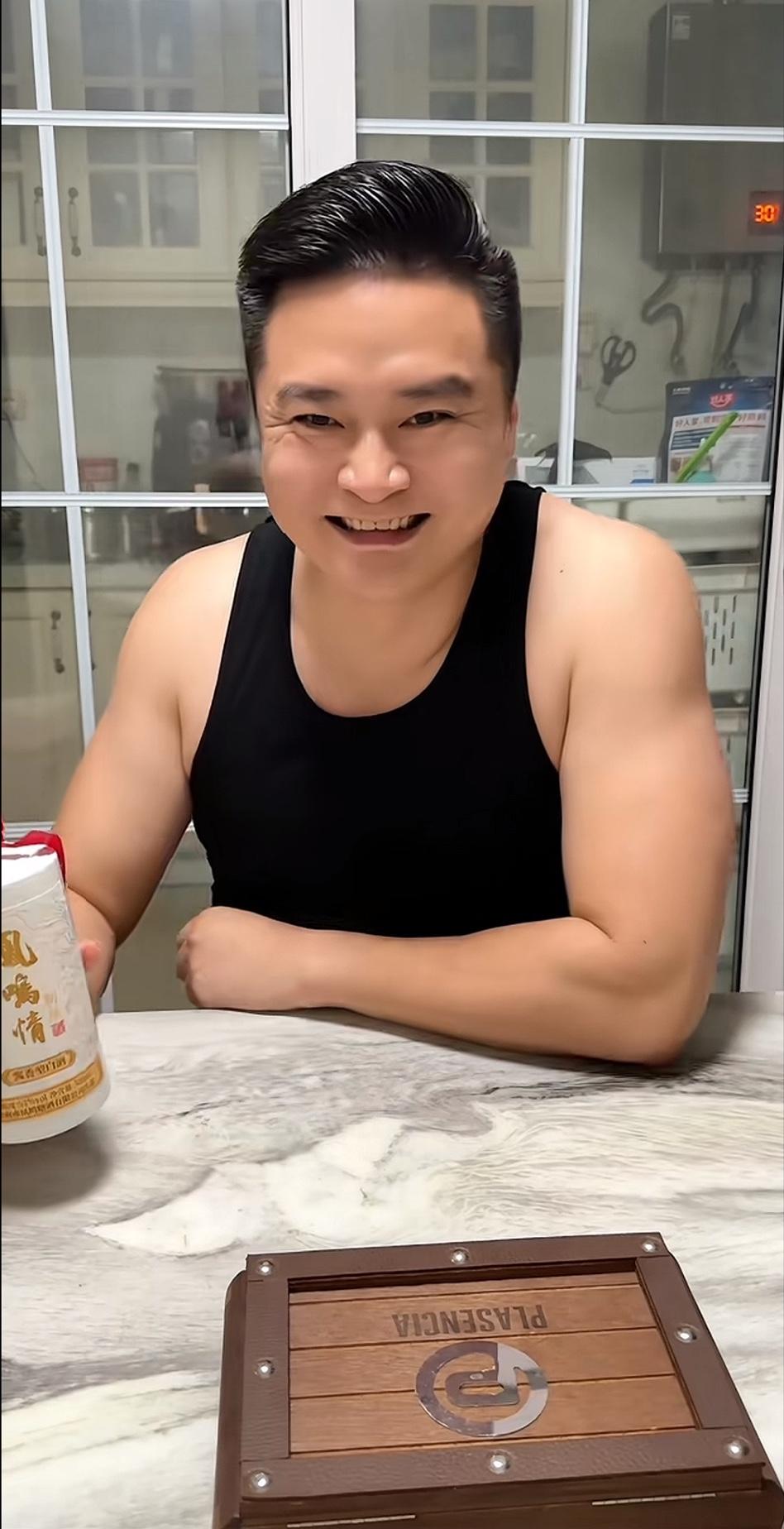 沛县网红二哥的铁杆兄弟高小猛，现在也学着直播卖酒了，走上了二哥当初带货卖酒的老路