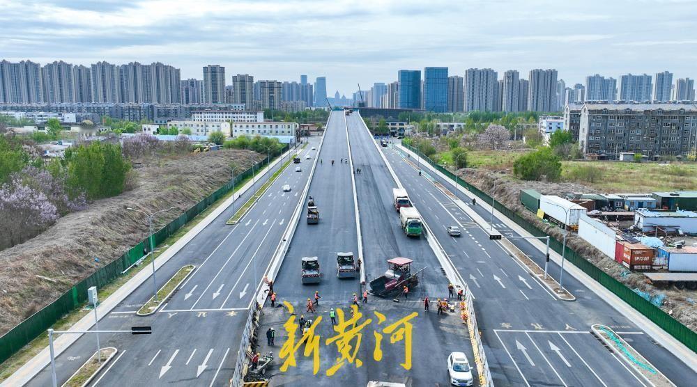 济南腊山河西路北延高架引桥铺沥青，美里东路南段全面换新！4月8日，记者在济南济齐