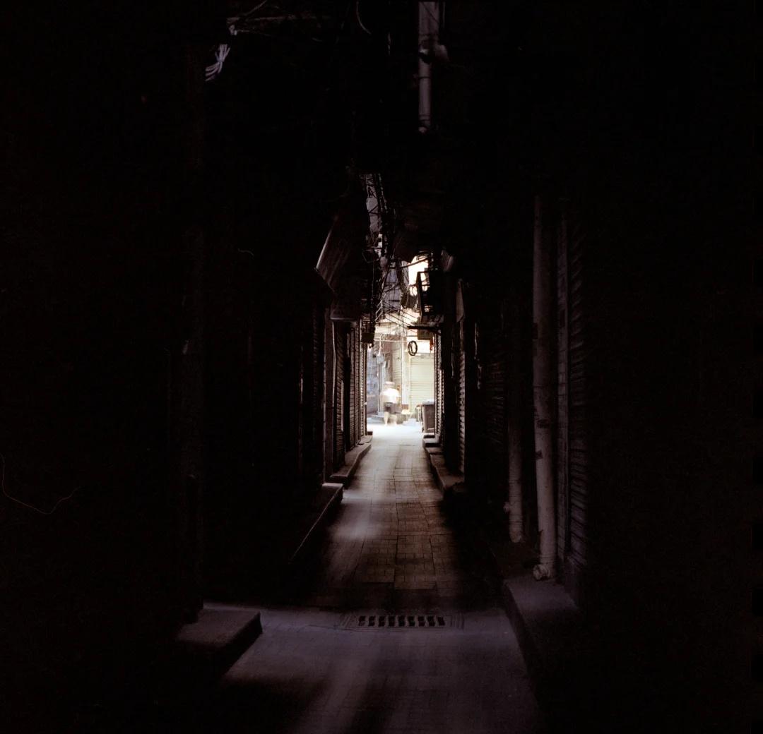 我一直抬头，却总看不见苍穹
踏进广州城中村的深处，那由无数紧密相依的建筑群构成的