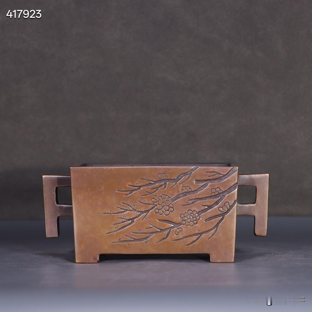 清：刻梅马槽炉。
规格：两耳长17.8厘米、宽8.9厘米、高7.5厘米，重183