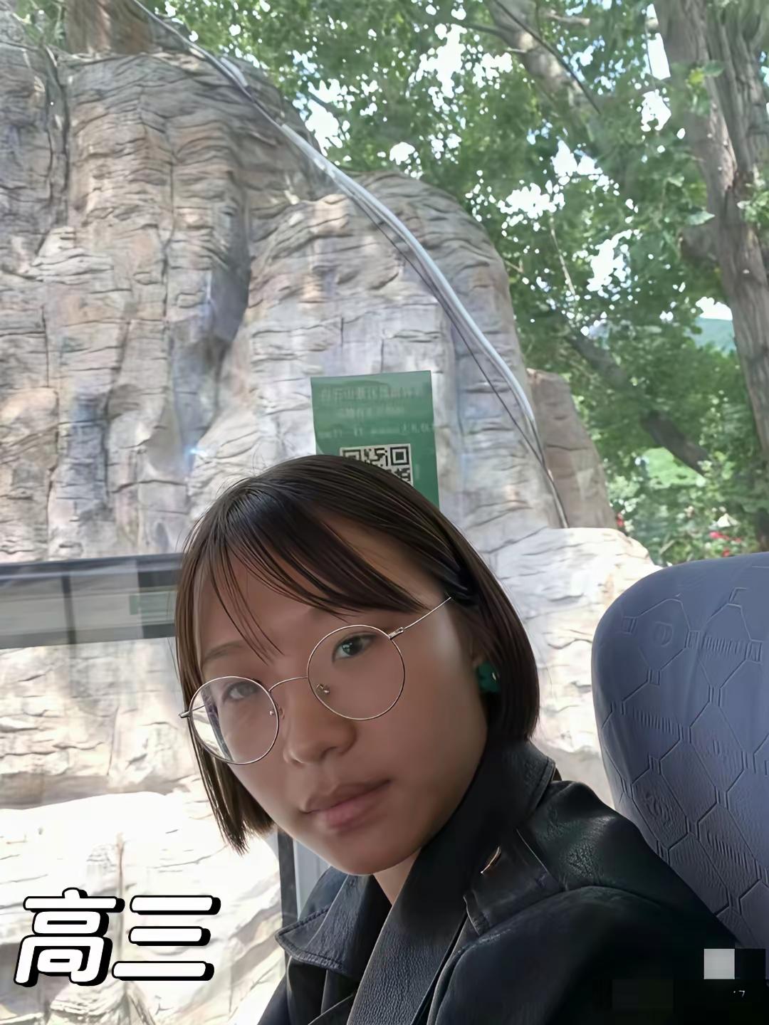 大学真是最好的美容，
这小姑娘高中时期，
说不上难看吧，
但皮肤偏黑肯定算不上美