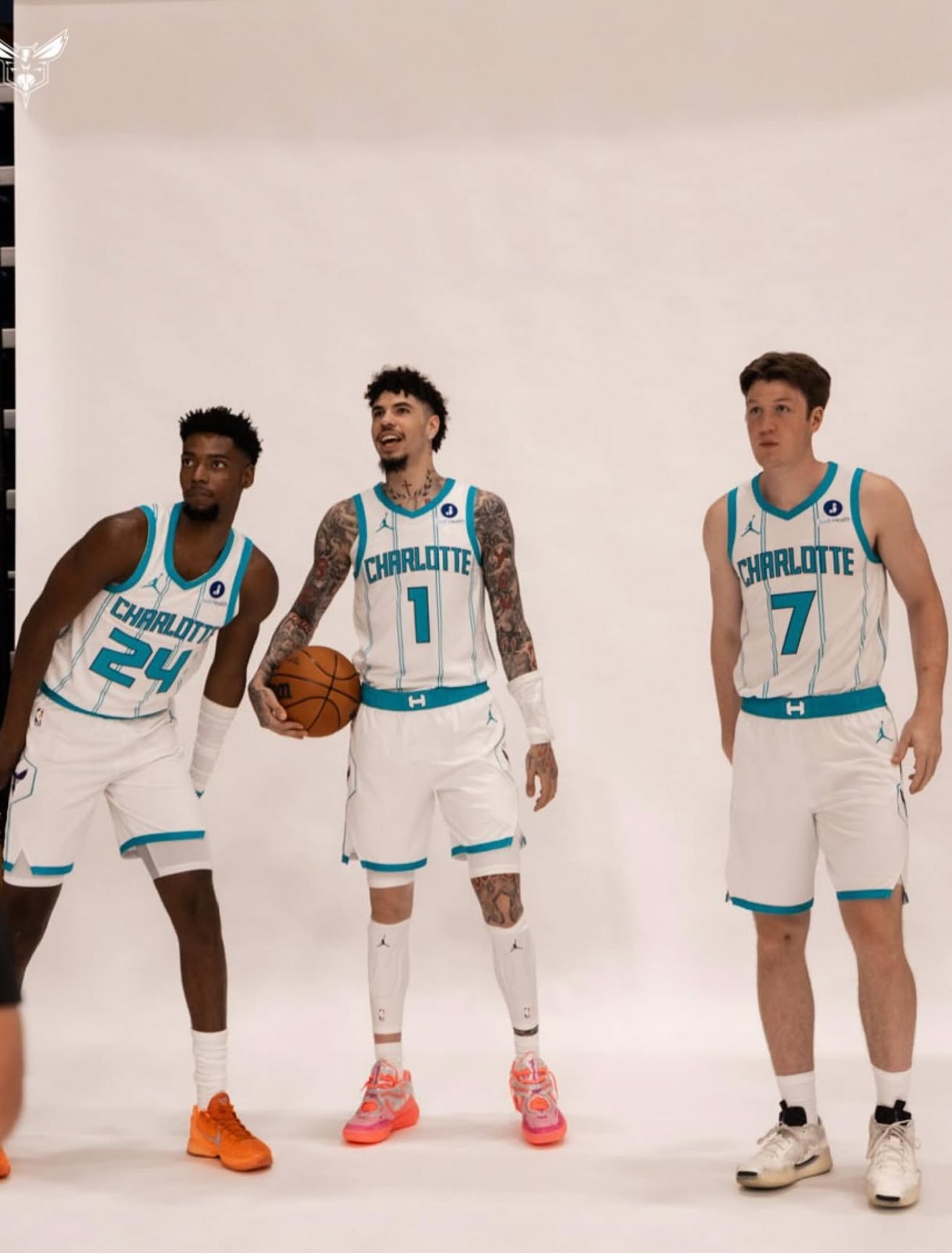 你敢信，战胜马刺后黄蜂队已经取下6连胜，球队十年来的最长连胜。米勒进攻箭头；康神