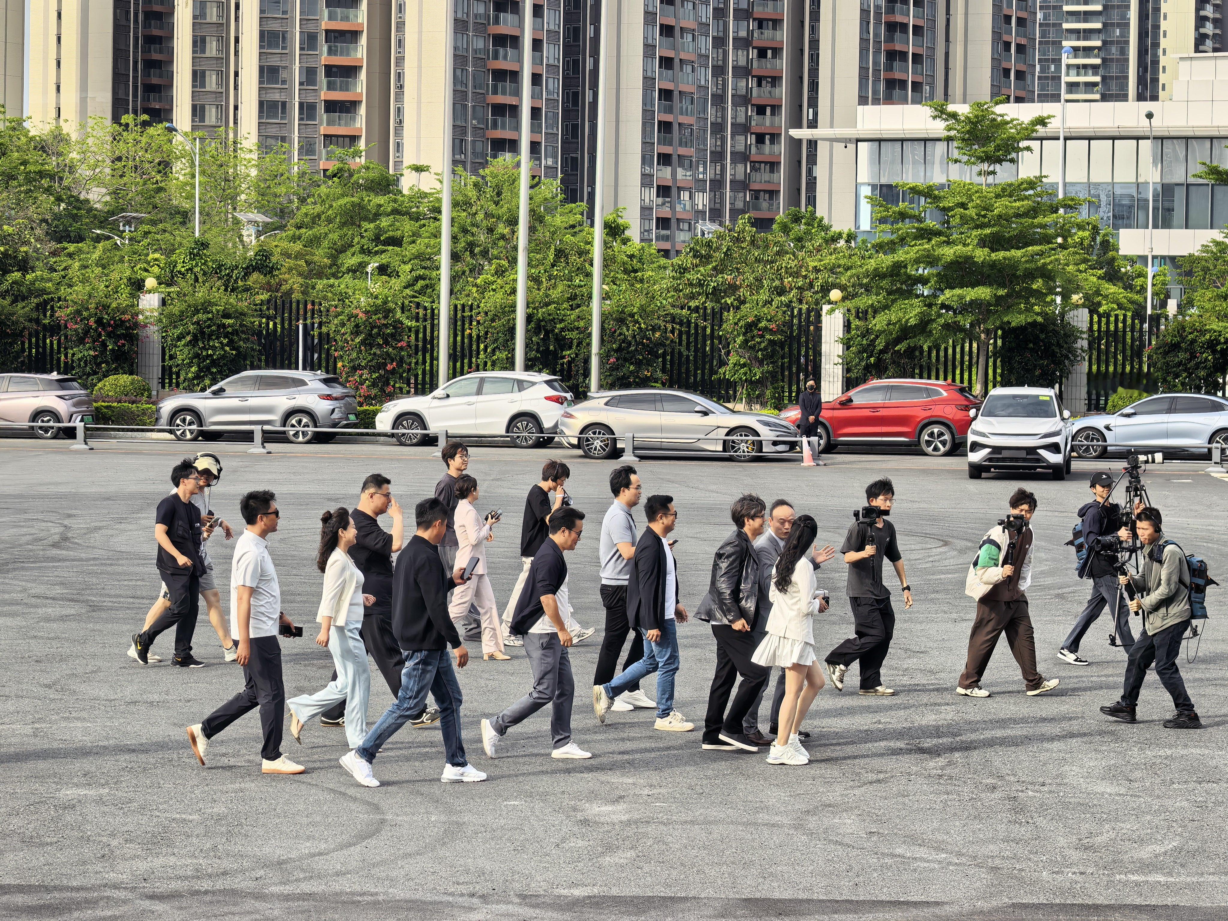 腾势D9把老车主宠上天了还得是比亚迪，在现场见识到了，开着直升机带着老车主回来参