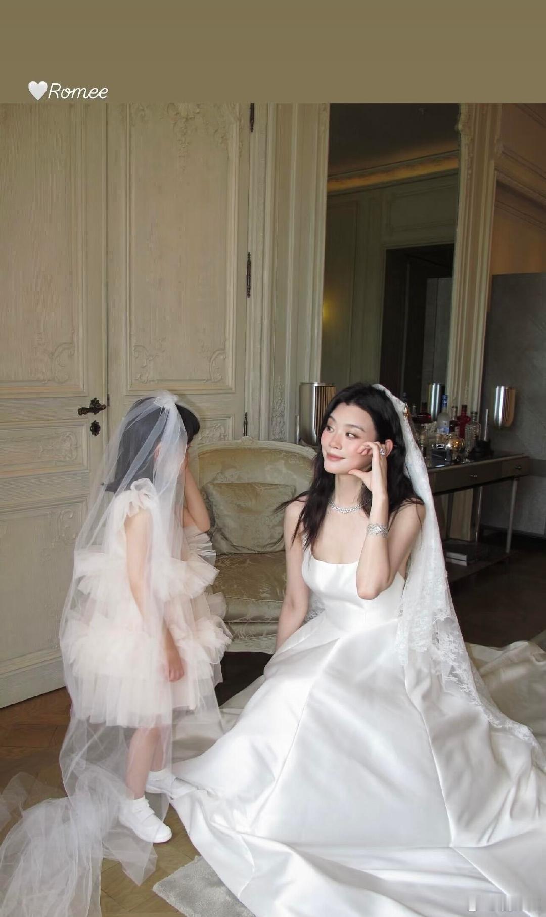 奚梦瑶和女儿脸颊比心奚梦瑶婚礼和女儿脸颊比心奚梦瑶和女儿脸颊比心，小宝贝披着长长