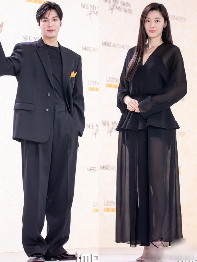 全智贤李敏镐出席同场活动全智贤和李敏镐同场现身，这画面太养眼了，感觉又回到了追《