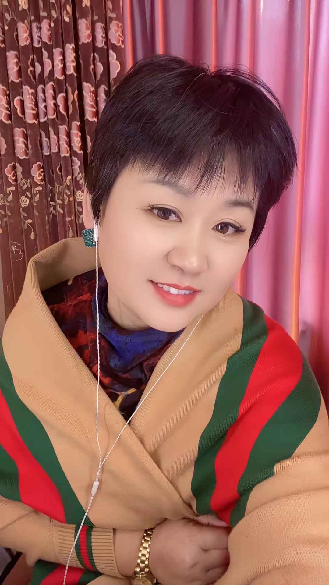 短发小姐姐来了 传统服饰