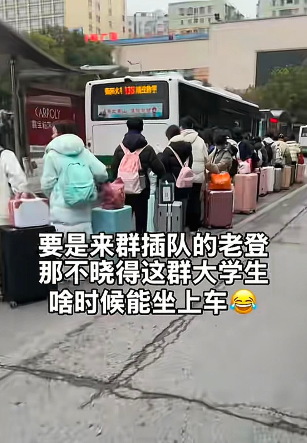 大学生不语，只是一味肘击哈哈哈哈哈 