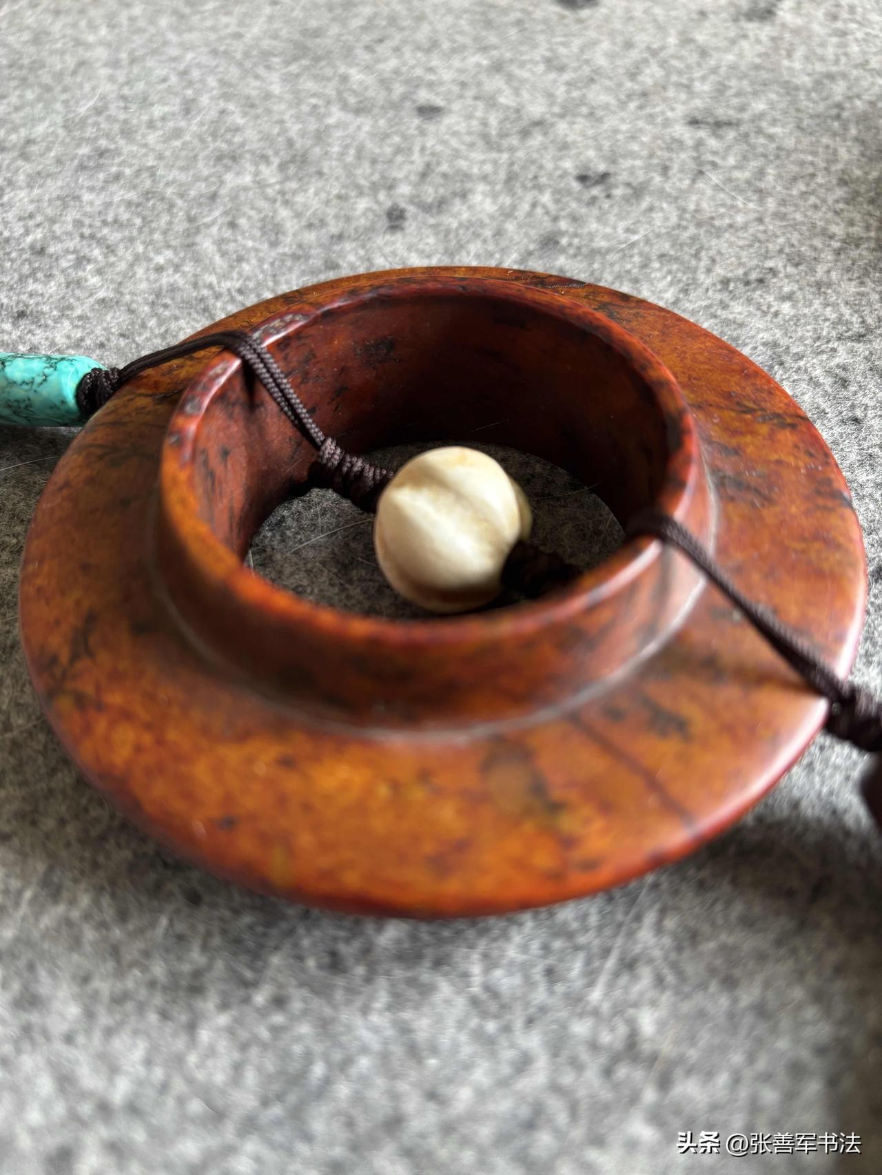 玉德配君子，古玉胜新玉——时光赋予的沉静，沁色天成，温润入骨。子曰：“玉有五德。