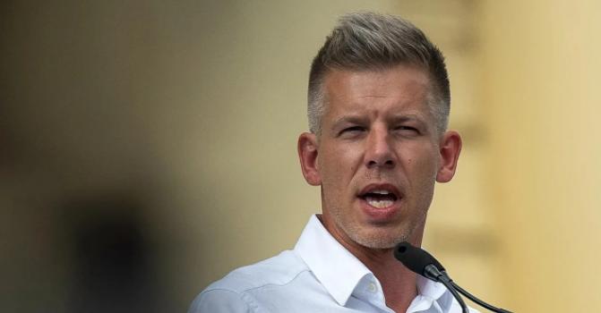 中东欧政坛炸出惊天变局！

执掌匈牙利16年的铁腕强人轰然倒台，反对党以碾压式胜