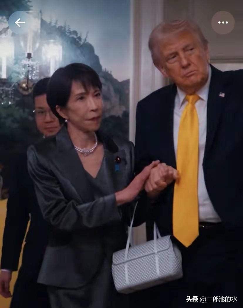 “高市早苗正在抚摸特朗普的手”，这则新闻画面，让整个日本网民集体破防！什么美日同