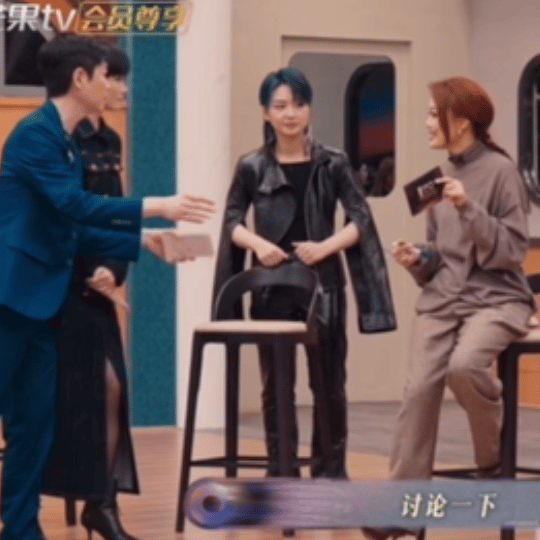 满脑子都是狗狗祟祟的李宇春  李宇春总能打破常规，舞台光芒耀眼，大家以为她遥不可