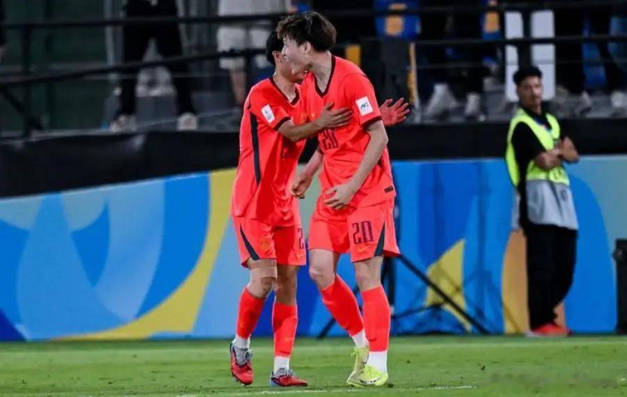 u17国足2:0进决赛！黄健翔怒夸球员，这批队员一点不输黄金一代------U1