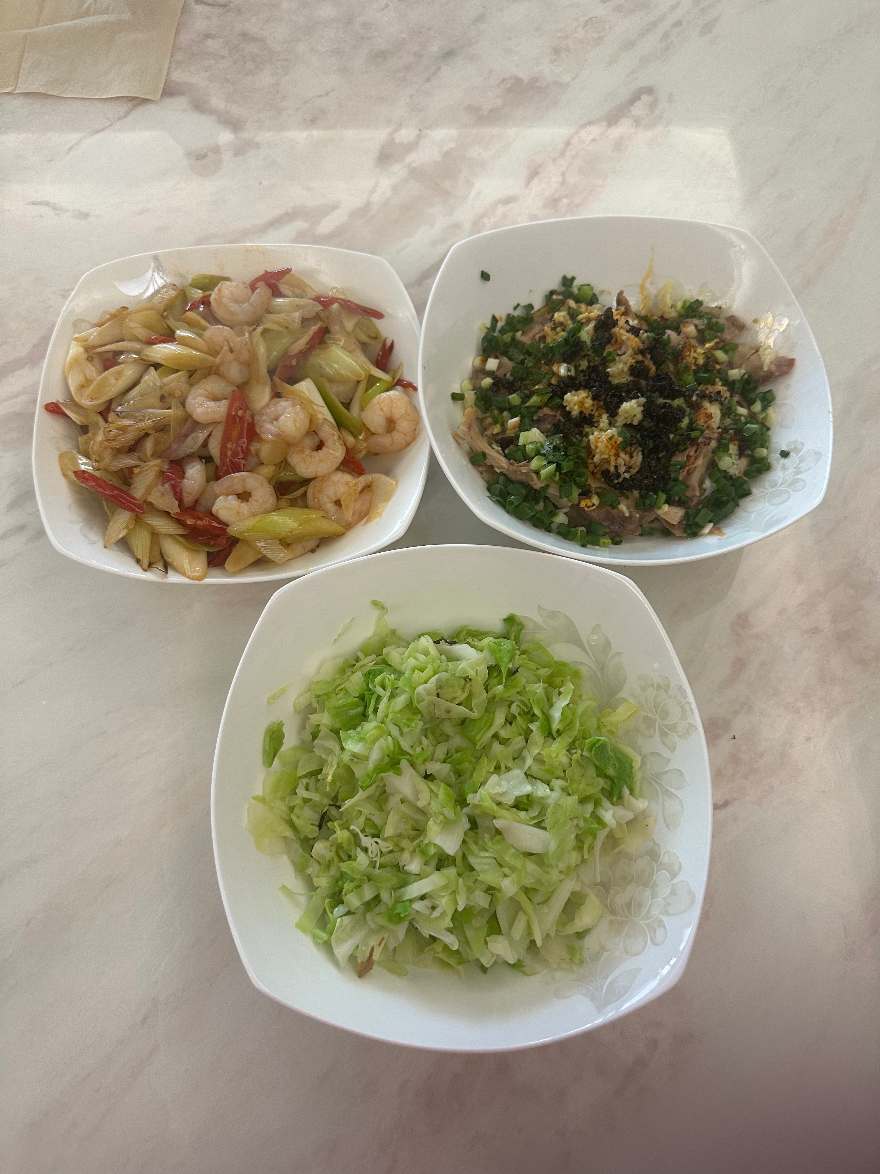 喵奶奶说晚餐不要做多了，免得又剩起，他们又不吃，我说我们也可以不吃。于是精简菜谱