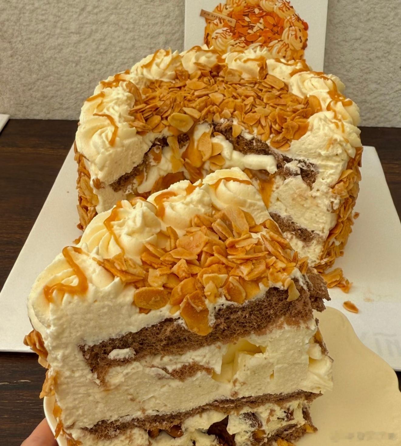 压力大时要吃甜品的原因大家叽里呱啦说的一点也看不下去，看着这小蛋糕就好吃，大馋丫