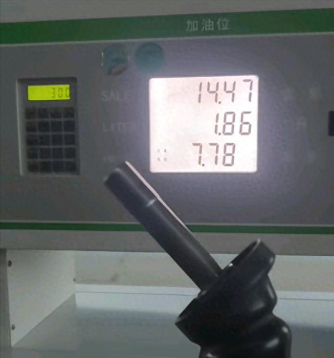 内蒙古，一车主在加油站给车加油，他发现油枪还没插，还完全没出油，加油机的金额和数