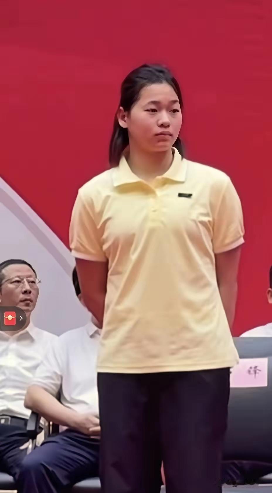 终于明白了，
为什么全红婵一现身，
所有人都盯着她的体型说三道四，我就想劝大家，
