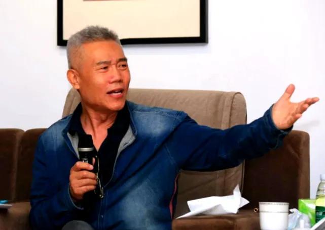 司马不懂球

司马夹头和懂球两人何其相似，两人都有似乎“赤诚”，实则“贩卖情怀”