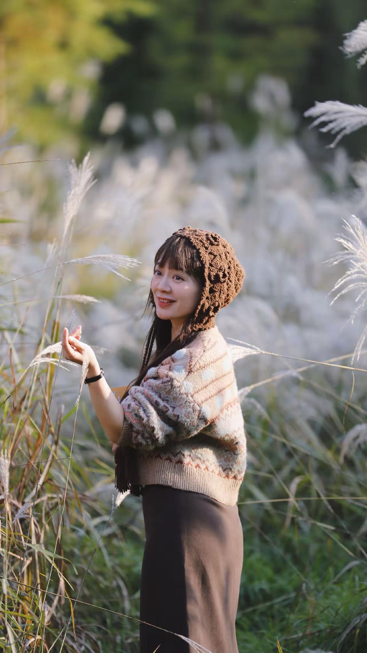 深秋总是笑声不断的
收获的喜悦敲打着农人的胸膛
晒点温柔的光
将秋阳揉碎在发梢