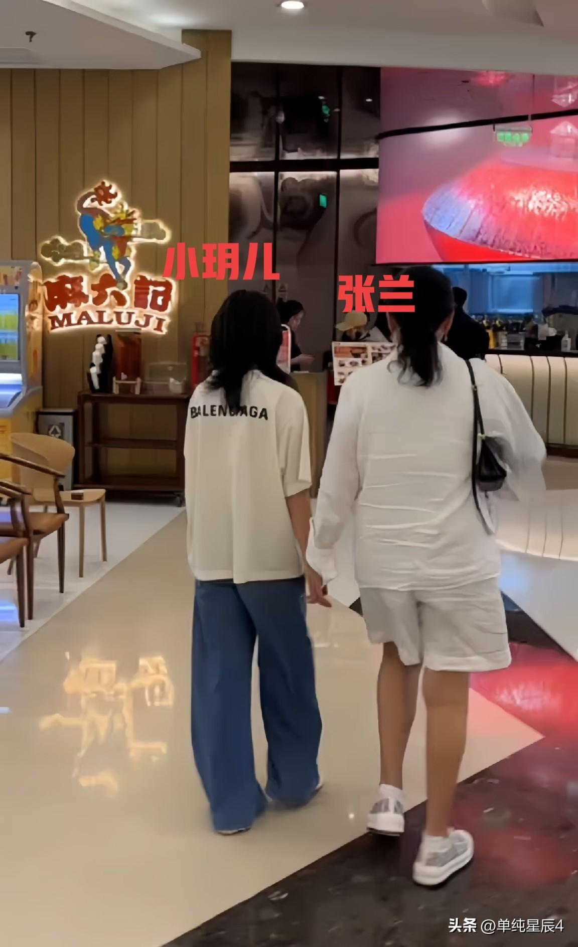 大S女儿小玥儿跟奶奶单独吃饭去了！
张兰牵着孙女的手去自家麻六记店吃饭，有种带着