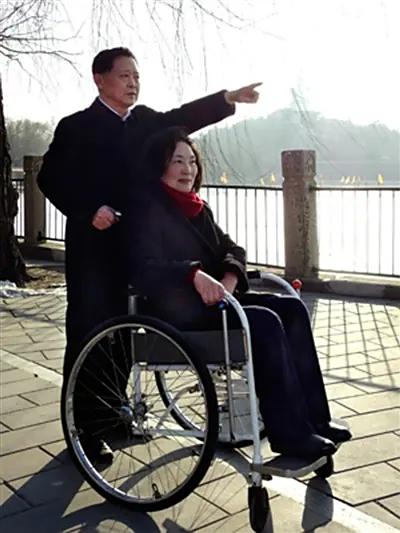 1976年的遵义机场里，一对新人在师长的见证下成为了夫妻，谁也没有想到，婚后不到