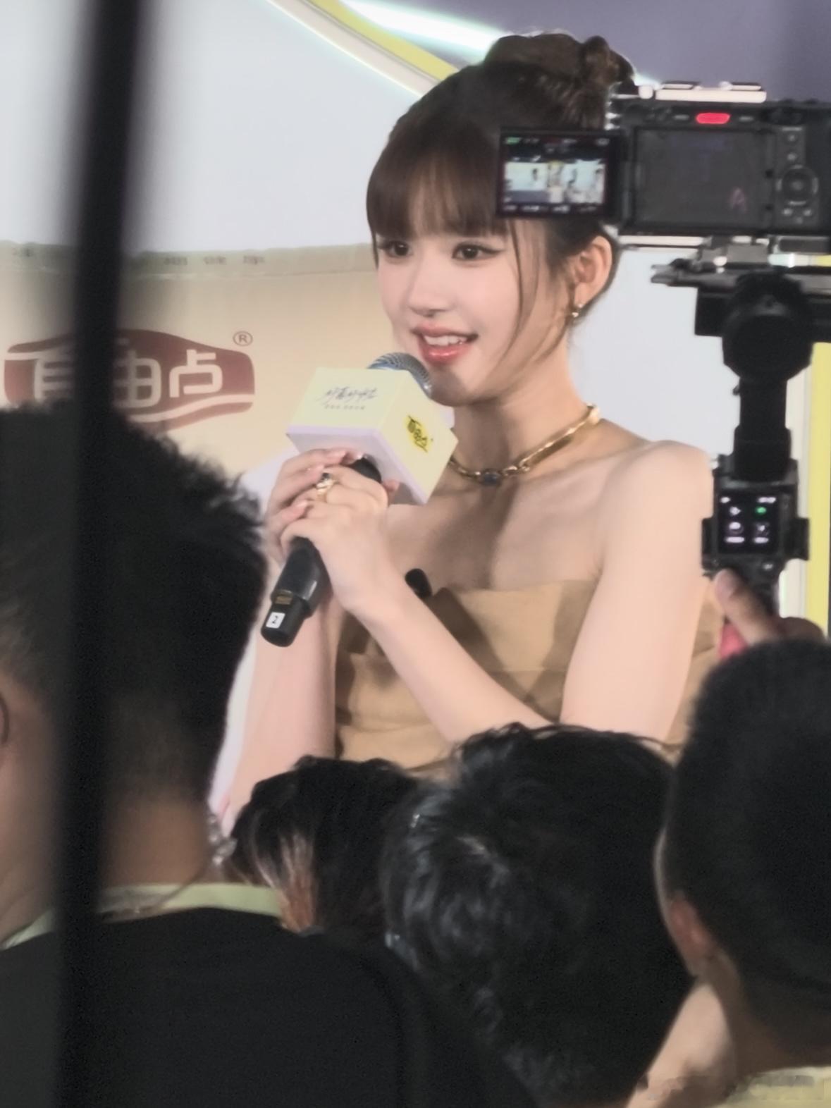赵露思这一套实在太美啦！每次妆造都能给大家惊喜~ 赵露思自由点新品发布会赵露思成