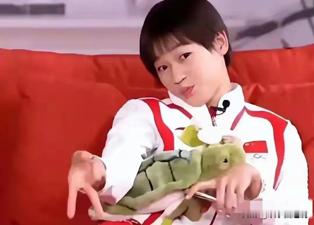 近日，不少网友对全红婵在接受央视采访时的身体姿势提出了质疑。
说她不够严肃，坐没