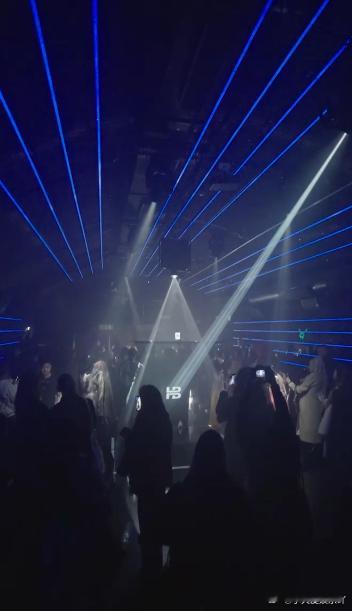 胡兵抗住了顶光灯 顶光灯和暗环境的结合让许多人的五官失去立体感，但胡兵的骨相和五