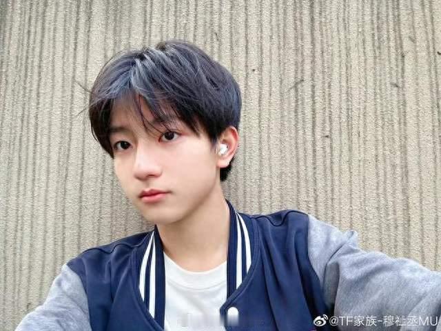“孩子总咬指甲揪头发”这些动作可能是焦虑的求救信号