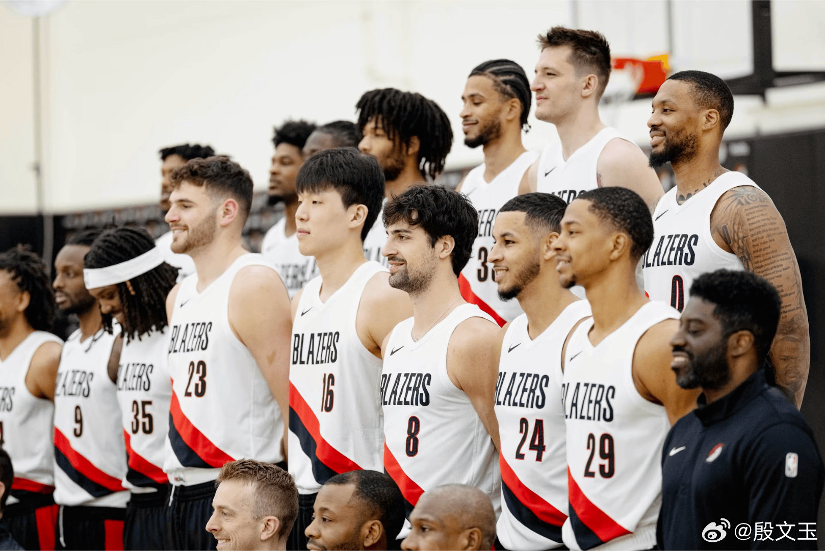 杨瀚森近期随队拍了赛季定妆照。又一年常规赛接近尾声。 