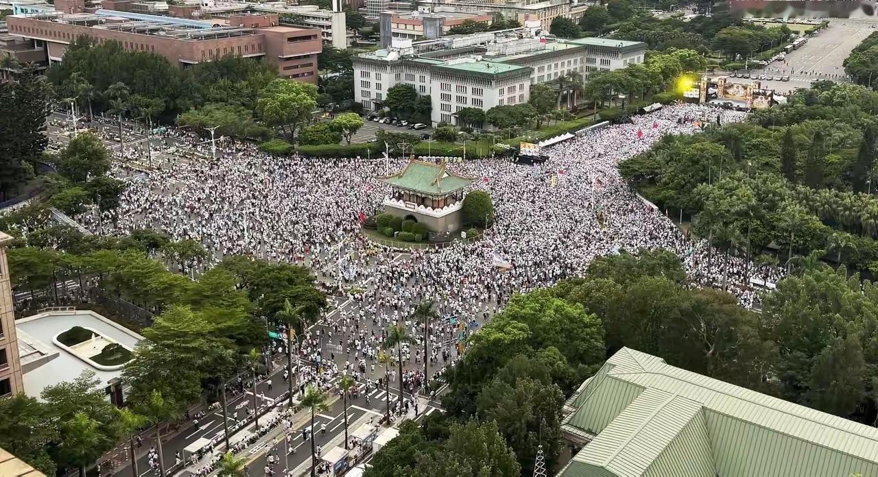 赖清德他们，害怕和打压两岸交流的程度，超乎一般人的想象。用“逢中必反”来形容，一