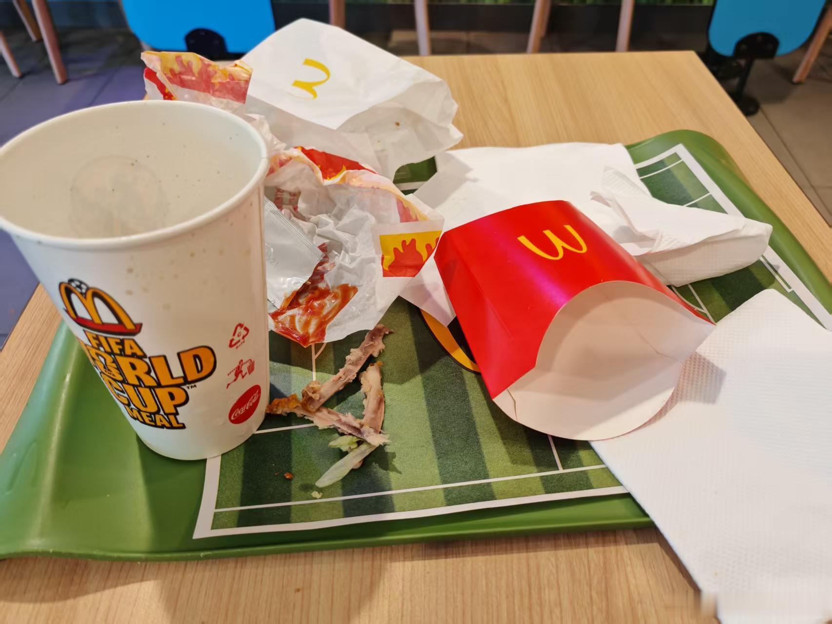 只有两个人在一起才有做饭的动力。今晚江哥加班，两个人各吃各的，江哥吃盒饭，我吃麦