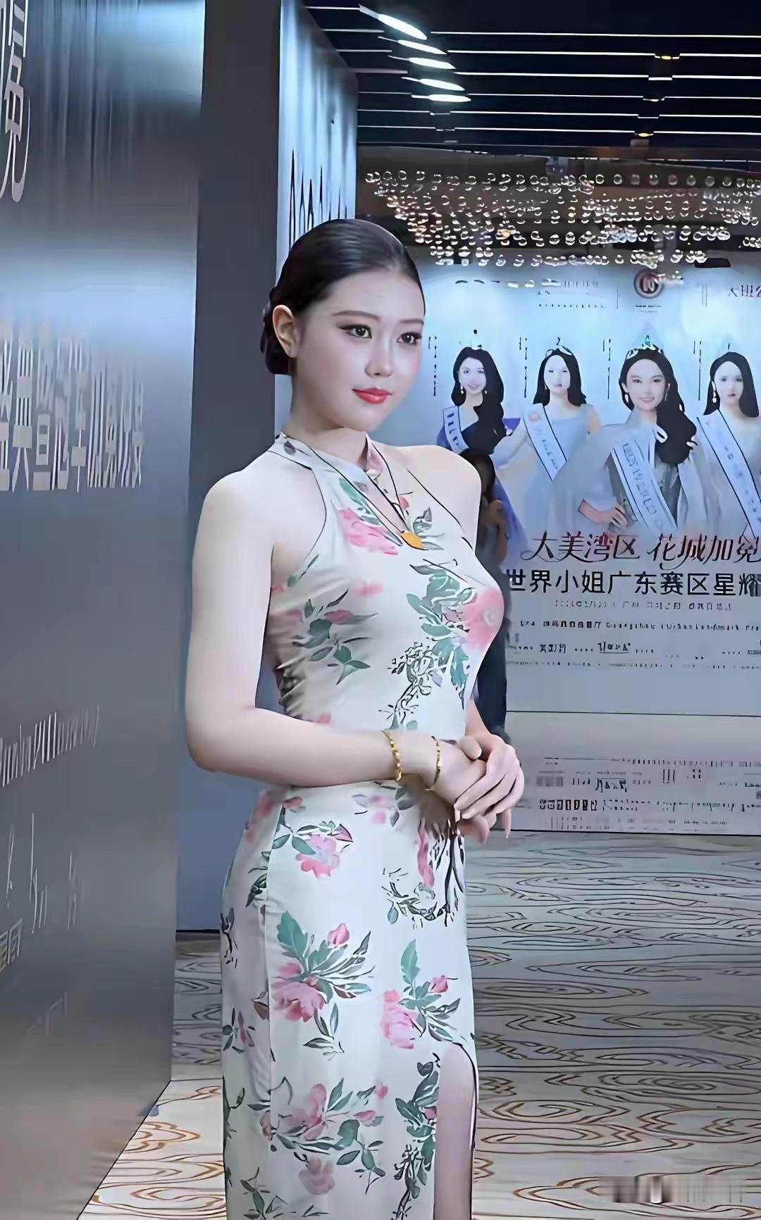 连子欣的"旺夫相"，本质是一场东方审美的集体胜利。
19岁河北姑娘，世界小姐广东