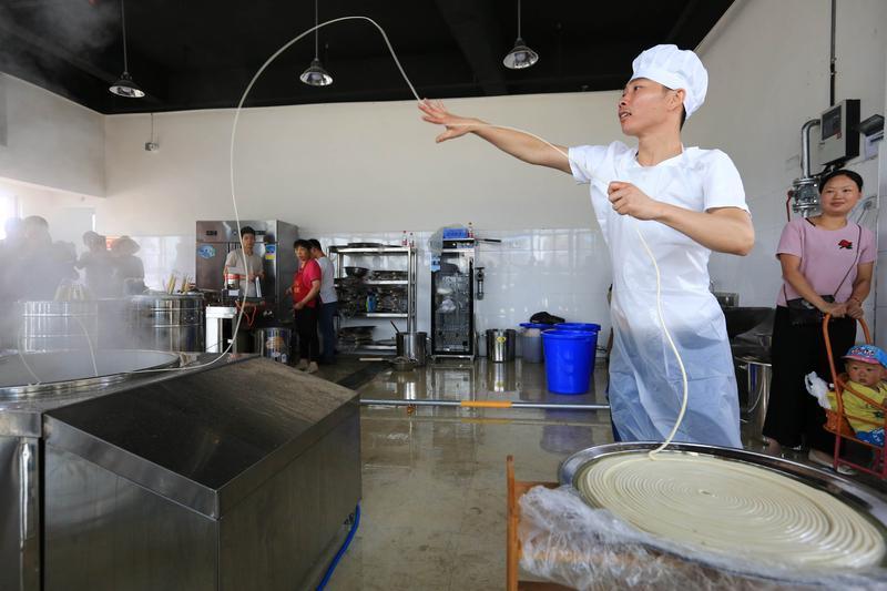 果然没意外，拉面姐也放下汤勺开播了

拉面姐不用再凌晨四点揉面醒面了，也不用守着