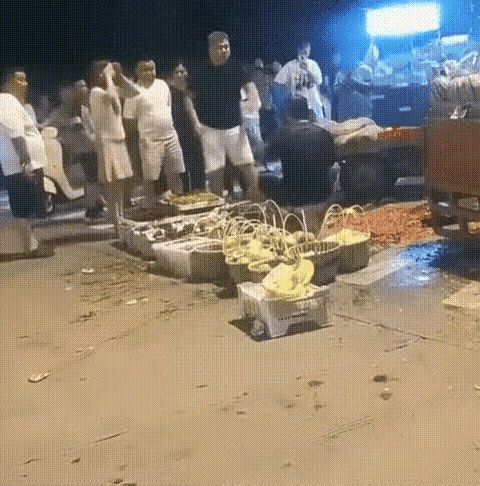 宁波砸西瓜事件，其实又发现了另外一个问题！

先从这对男女来说，连着用十来个西瓜