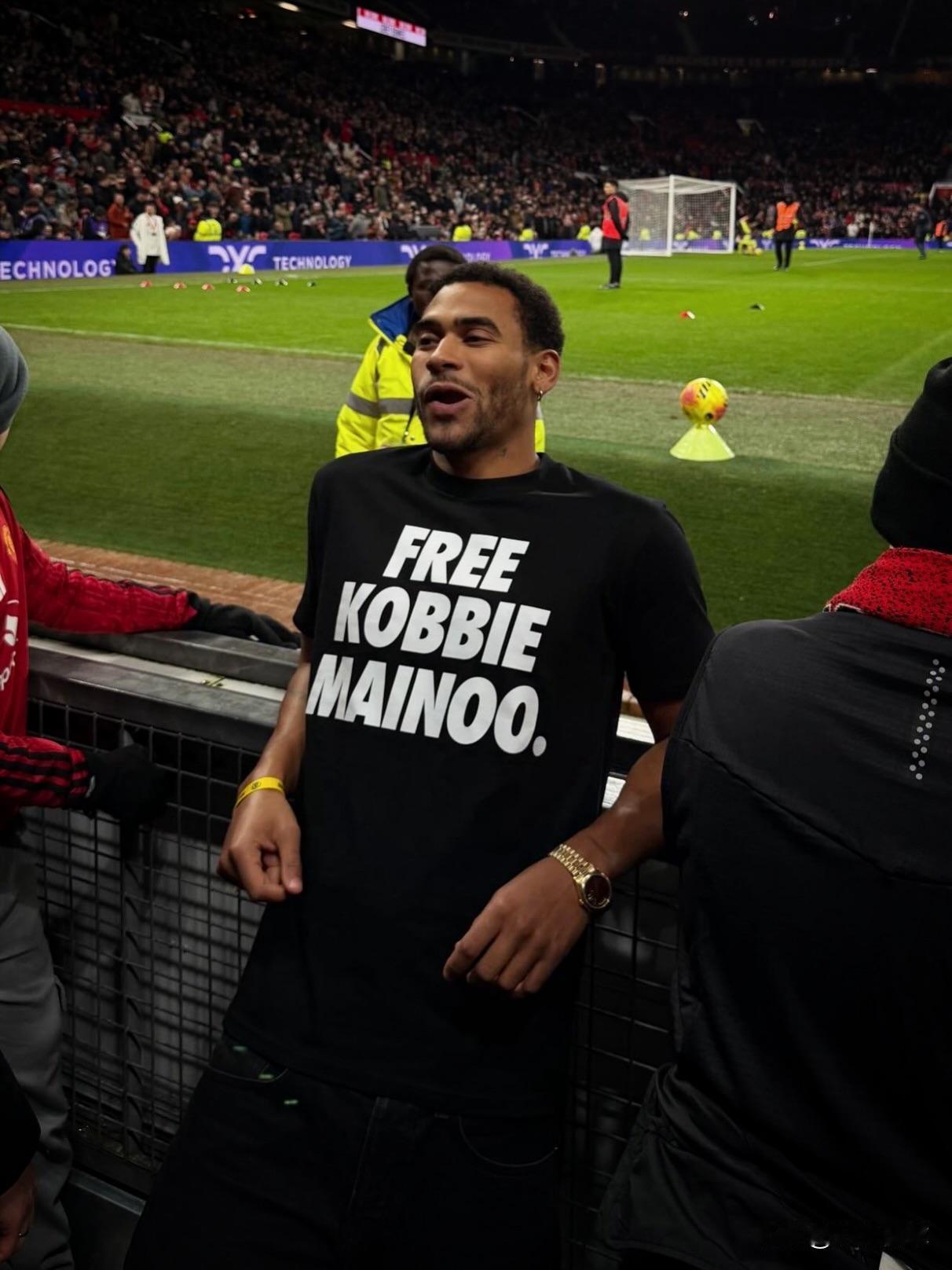 曼联4-4战平伯恩茅斯的比赛中，梅努的哥哥身穿"释放科比·梅努"T恤现身老特拉福