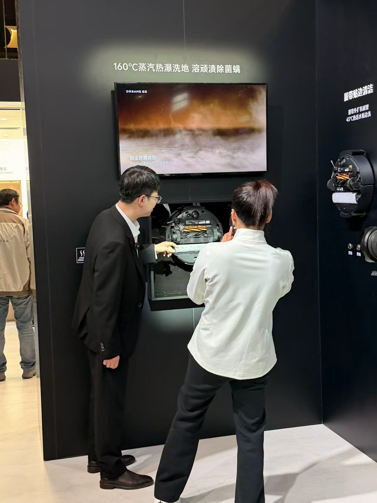 徐梦桃逛AWE被扫地机圈粉了在AWE偶遇奥运冠军徐梦桃在AWE偶遇奥运冠军徐梦桃