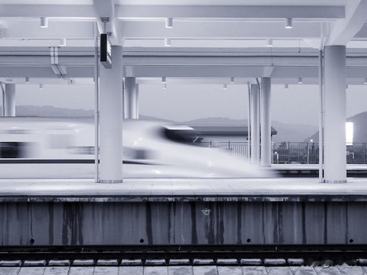 演员张磊高铁上捧一大盆草莓吃 2026年2月10日，演员张磊赶高铁返乡过年的视频